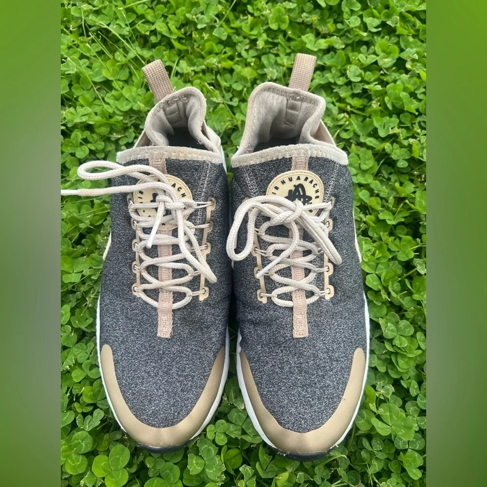 Nike Air Woman’s Huarache Run Ultra SE Gold Orewood Brown Blur Size 9 Shoes